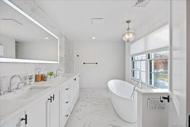 $2,555,000 | 60 Moss Lane, Jericho, NY 11753