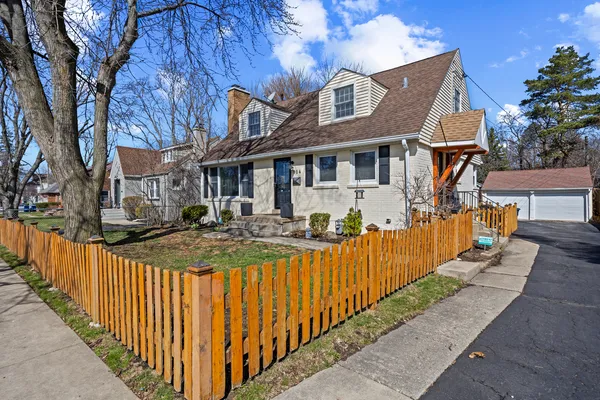 $692,500 | 914 Central Avenue, Deerfield, IL 60015