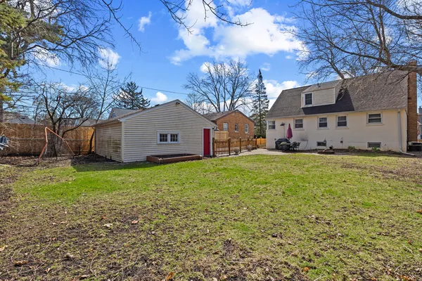 $692,500 | 914 Central Avenue, Deerfield, IL 60015