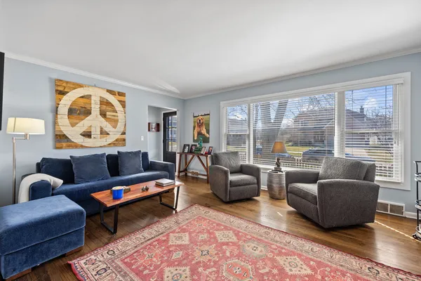 $692,500 | 914 Central Avenue, Deerfield, IL 60015