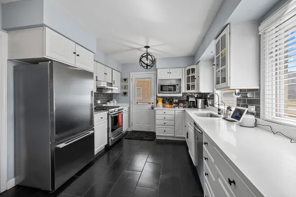 $692,500 | 914 Central Avenue, Deerfield, IL 60015