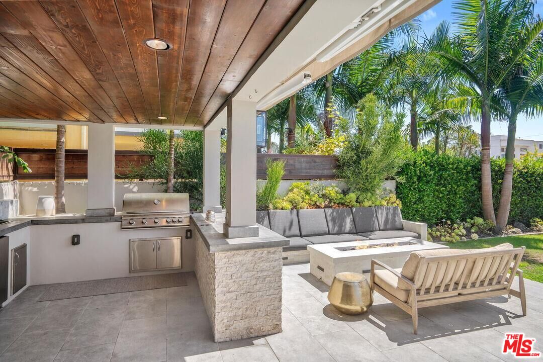 4811 Roma Court Marina del Rey, CA 90292 - Photo 54 of 57 a view of an outdoor dining space with a patio