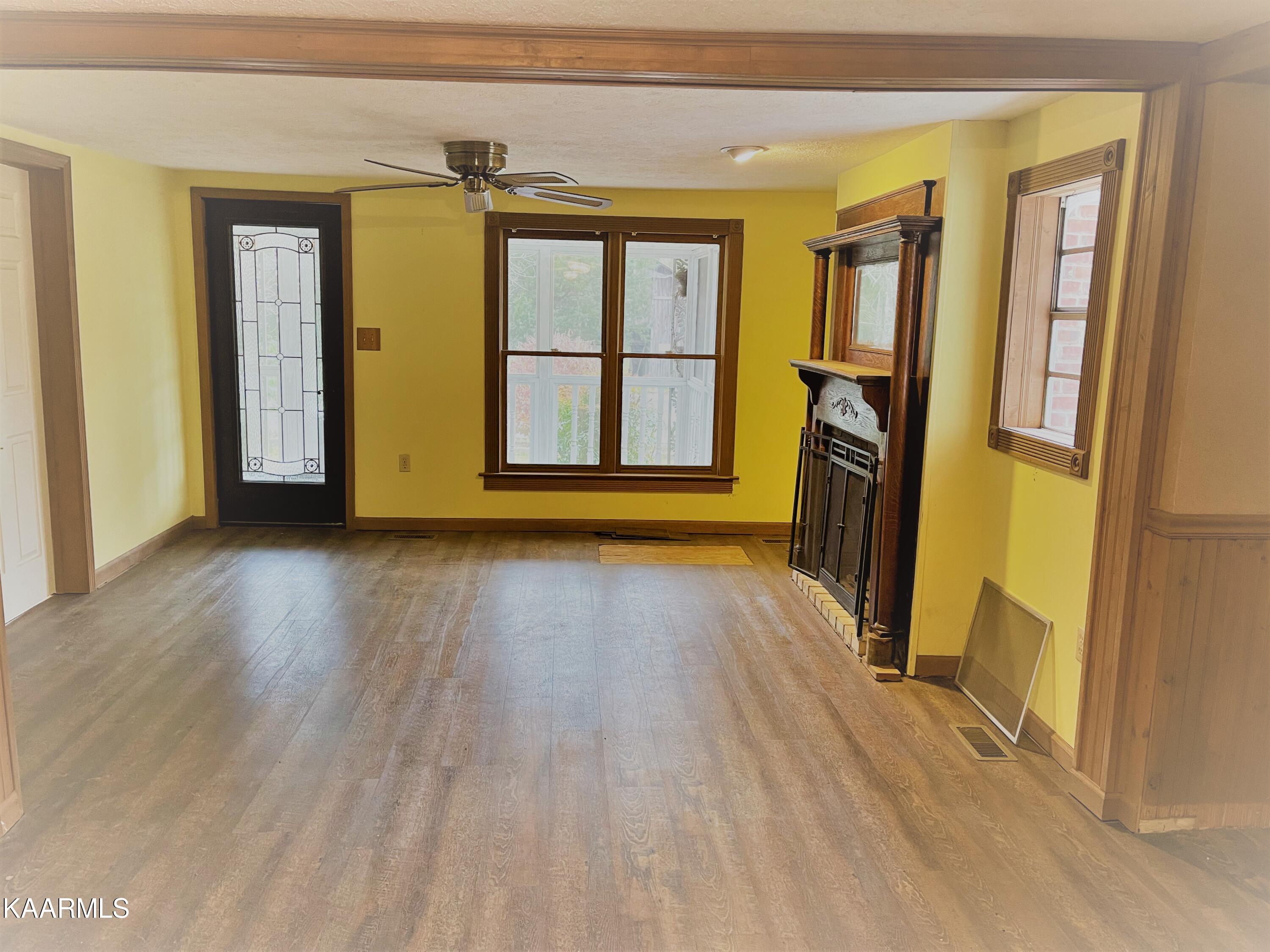 5400 Wolf Creek Road Spring City, TN 37381 - Photo 14 of 37 Front Living Room