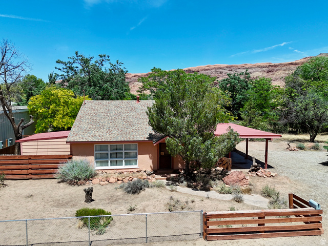 178 Walnut Lane Moab, UT 84532 - Photo 5 of 25 Single-story residence featuring a shingle roof and a covered porch