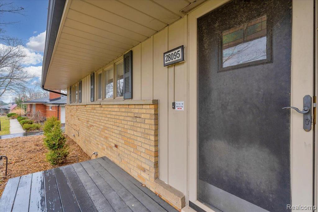 28095 Hawberry Road Farmington Hills, MI 48331 - Photo 2 of 46