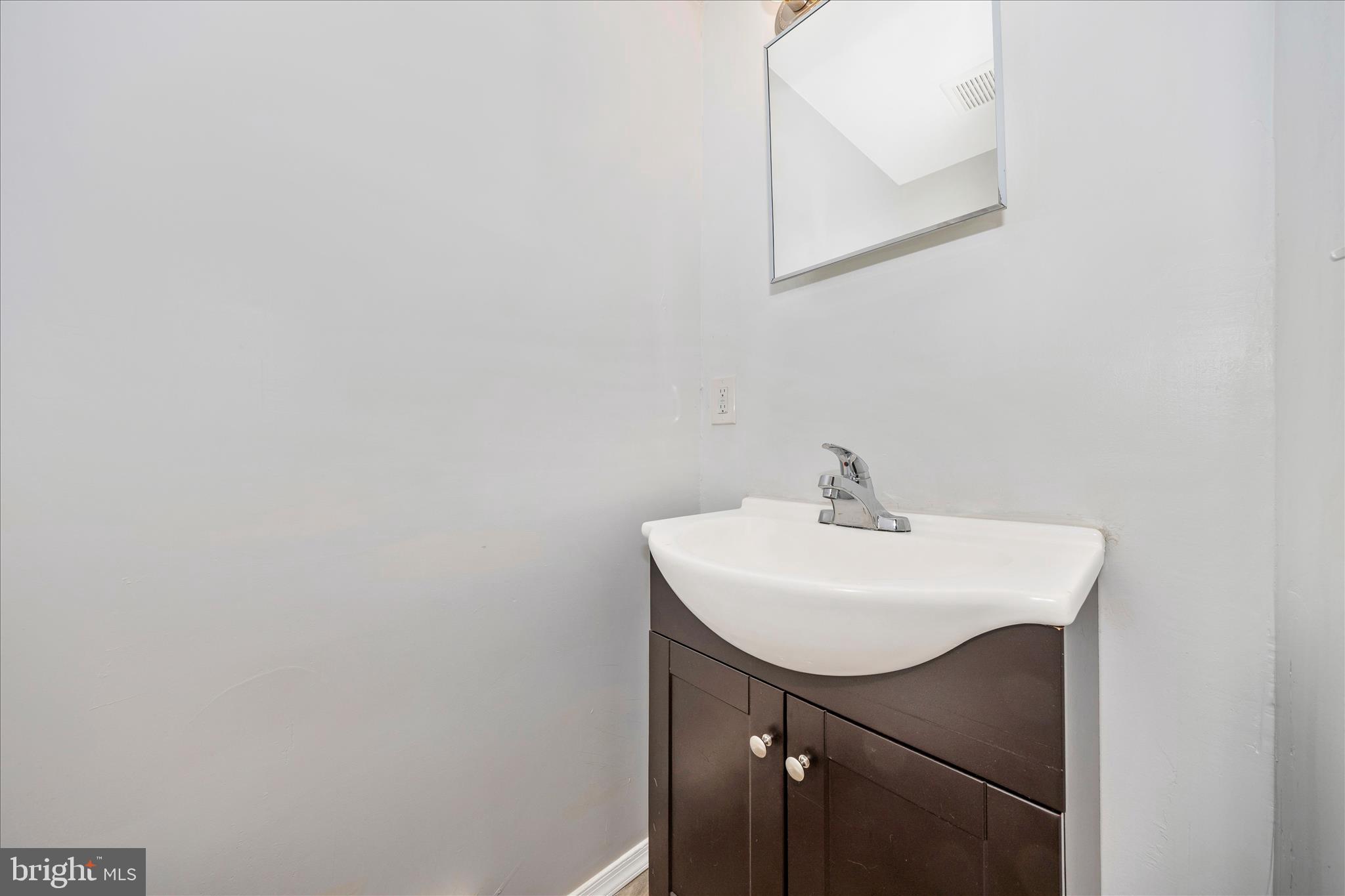 225 Alexander Street Hagerstown, MD 21740 - Photo 20 of 49 Powder Room