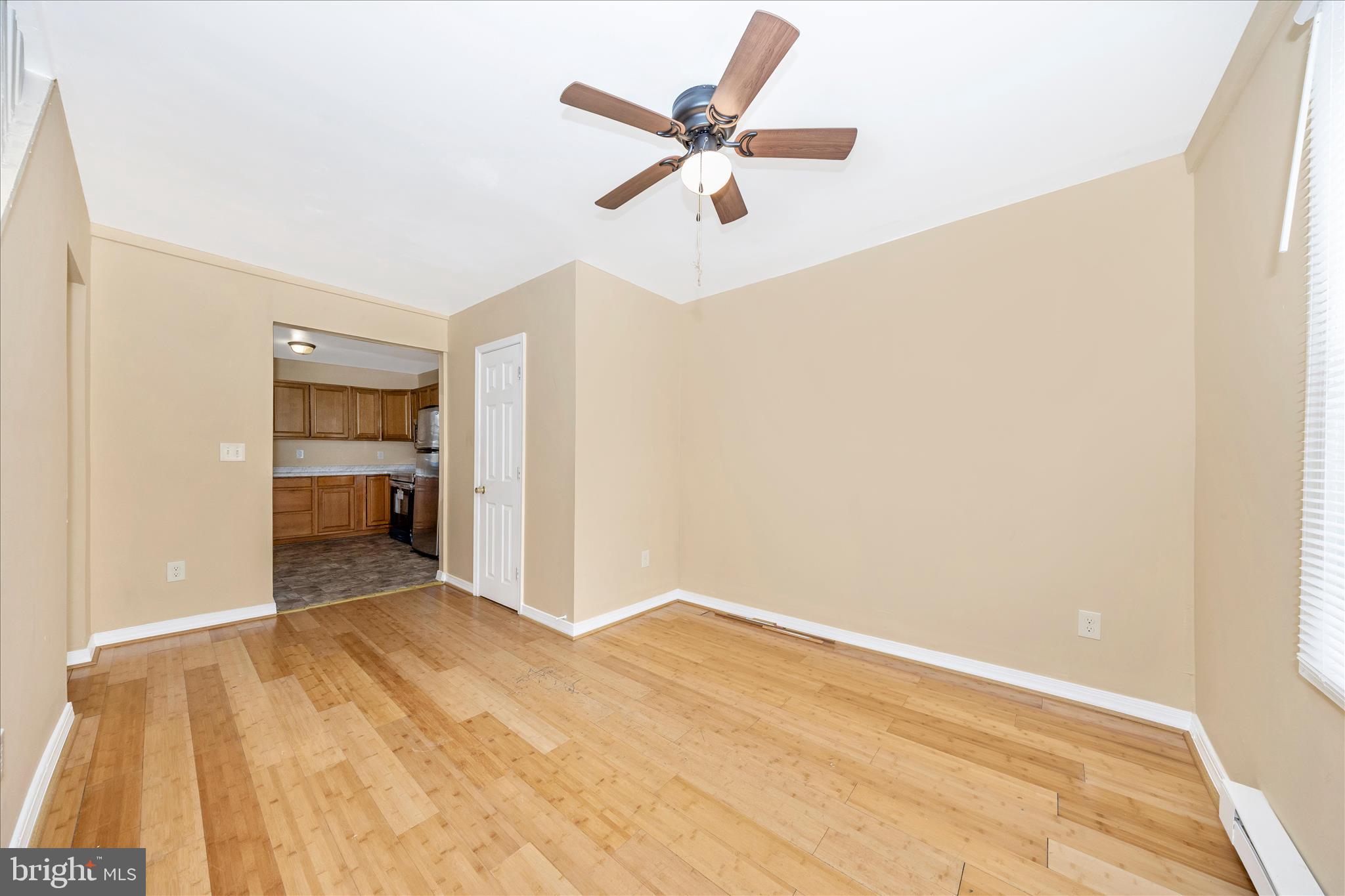 225 Alexander Street Hagerstown, MD 21740 - Photo 4 of 49 Living Room