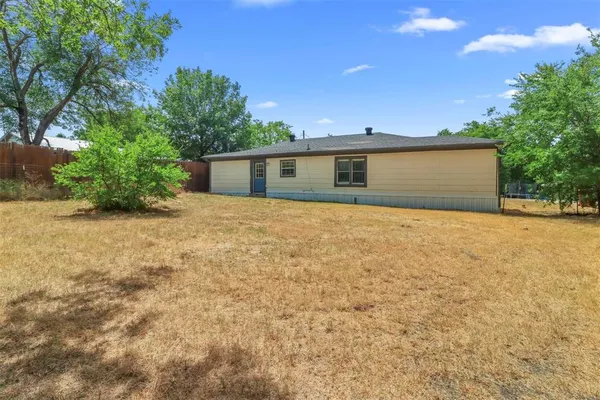 $1,575 | 308 West Lamm Street, Blue Ridge, TX 75424