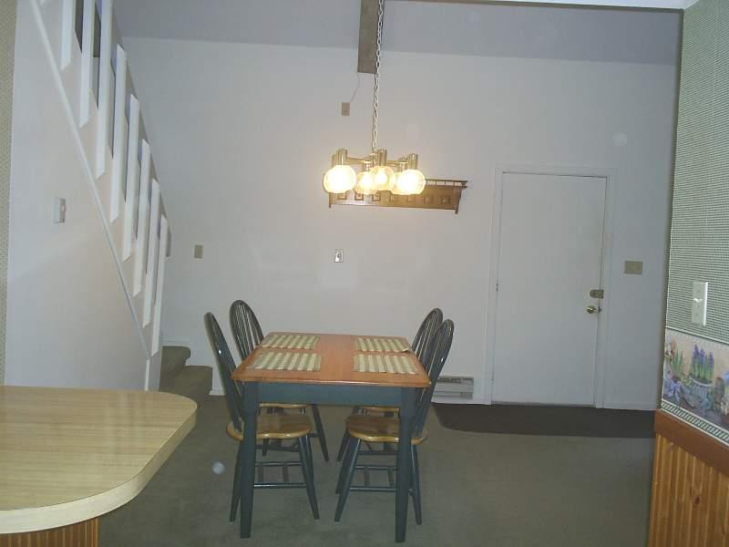 8 Ridge Drive Tannersville, PA 18372 - Photo 4 of 11 DINING AREA