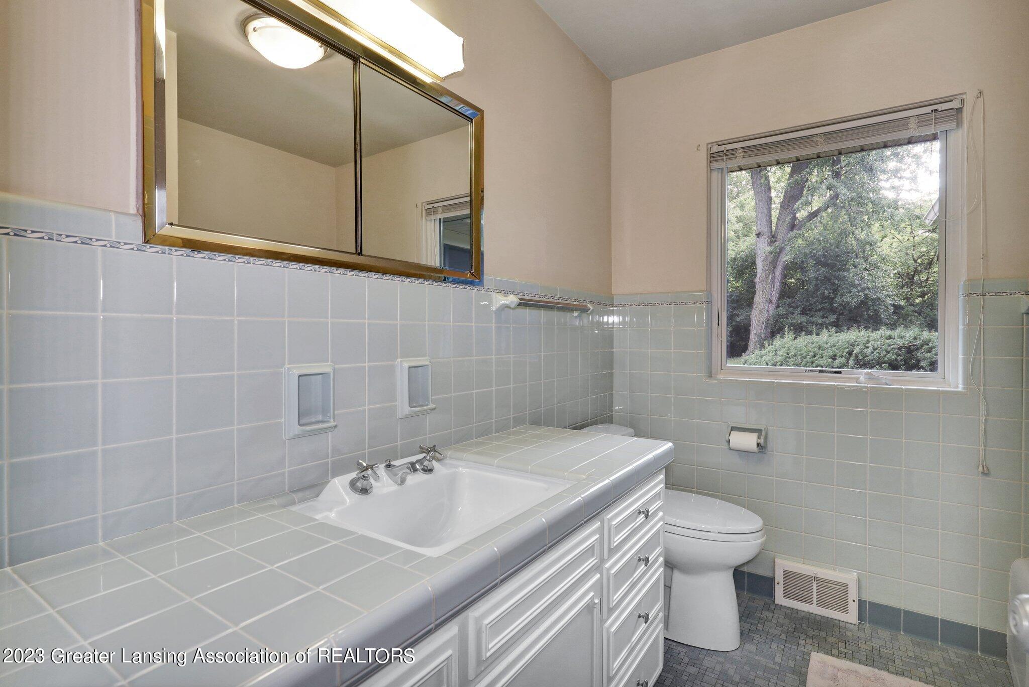 3218 South Cambridge Road Lansing, MI 48911 - Photo 12 of 41 12-web-or-mls-Open Ended Media-11
