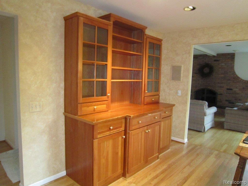 290 Ridgewood Road Rochester, MI 48306 - Photo 12 of 24 Built in China Cabinet