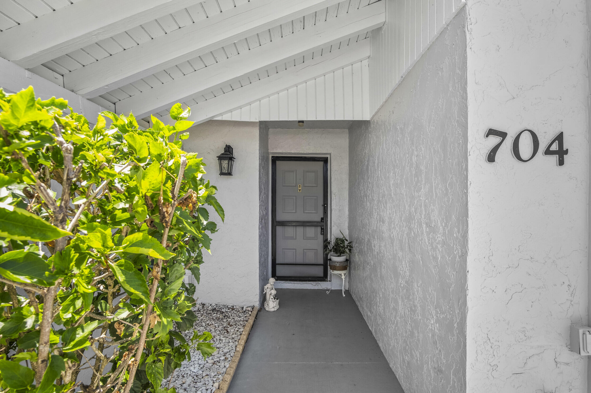 704 Lago Road Delray Beach, FL 33445 - Photo 3 of 67 704 lago-03