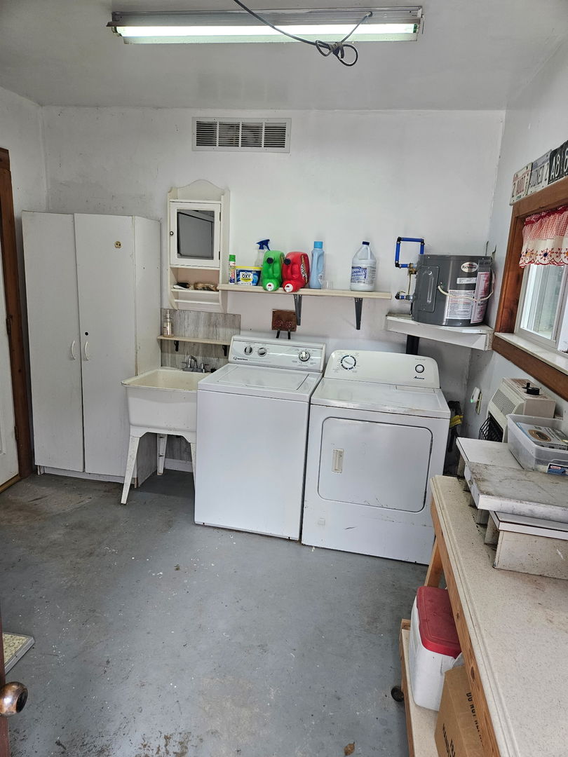 4002 East 1950th Road Sheridan, IL 60551 - Photo 18 of 35 a utility room with dryer and washer