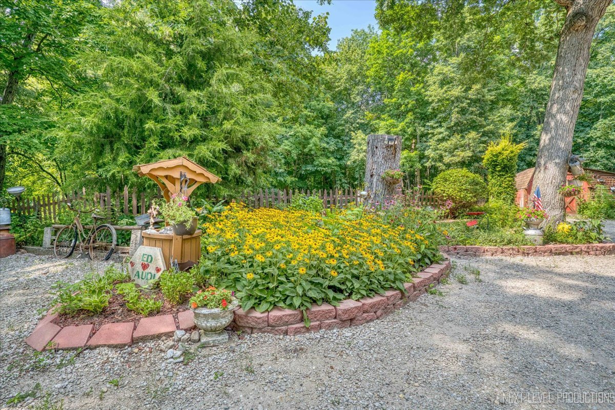 4002 East 1950th Road Sheridan, IL 60551 - Photo 29 of 35 a view of a garden with potted plants