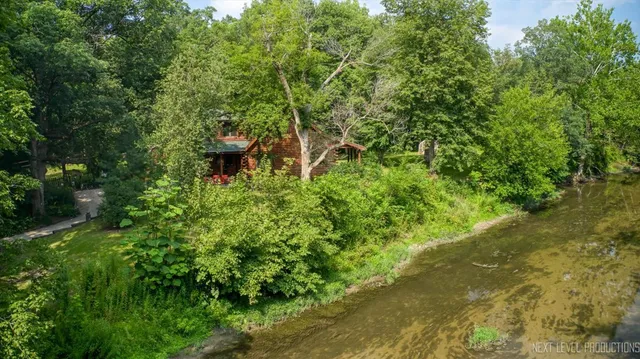 a view of a back yard