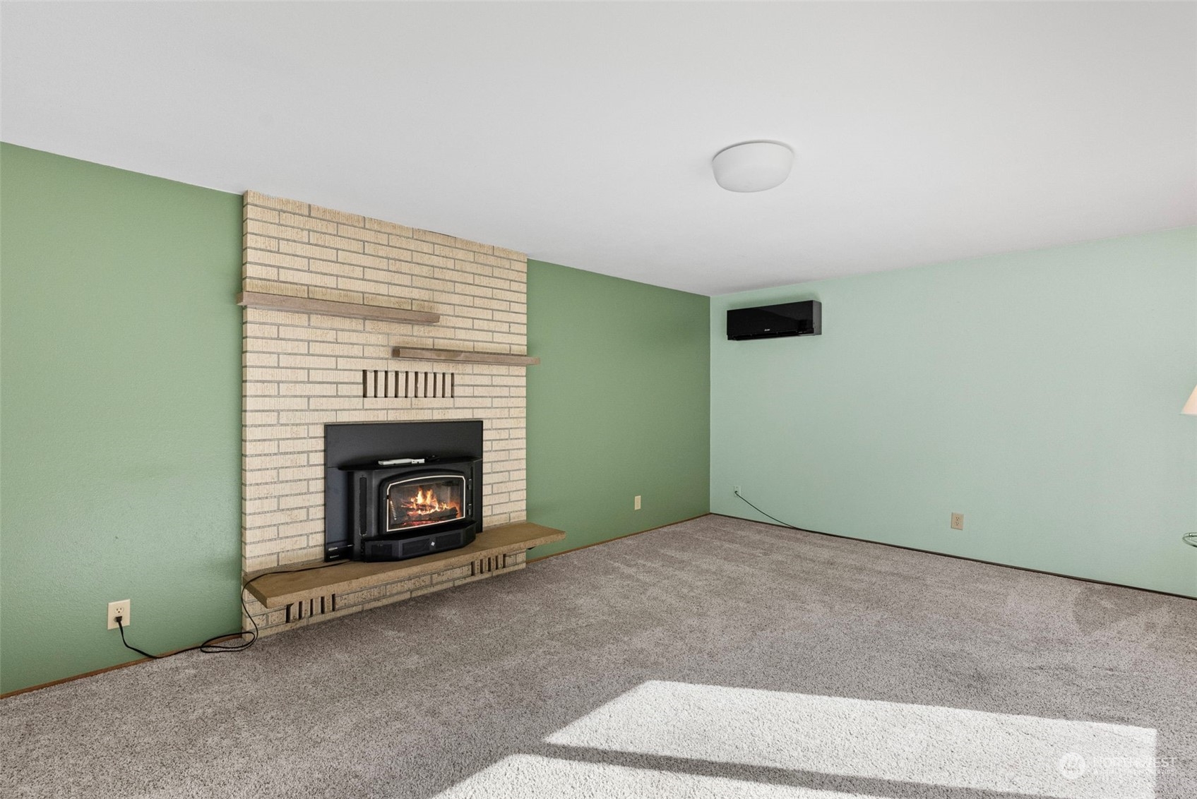 44223 Southeast Ernies Grove Road Snoqualmie, WA 98065 - Photo 4 of 21 a living room with a fireplace