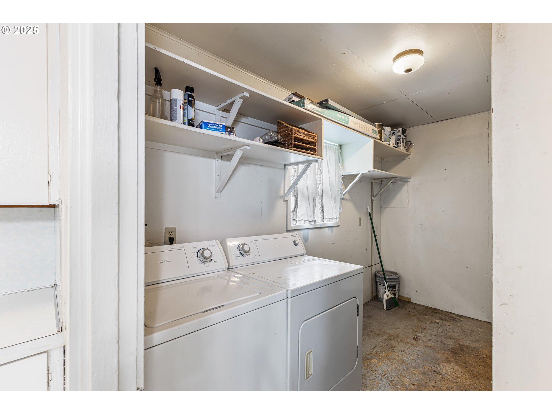 532 2nd Street Elkton, OR 97436 - Photo 27 of 32 a utility room with dryer and washer