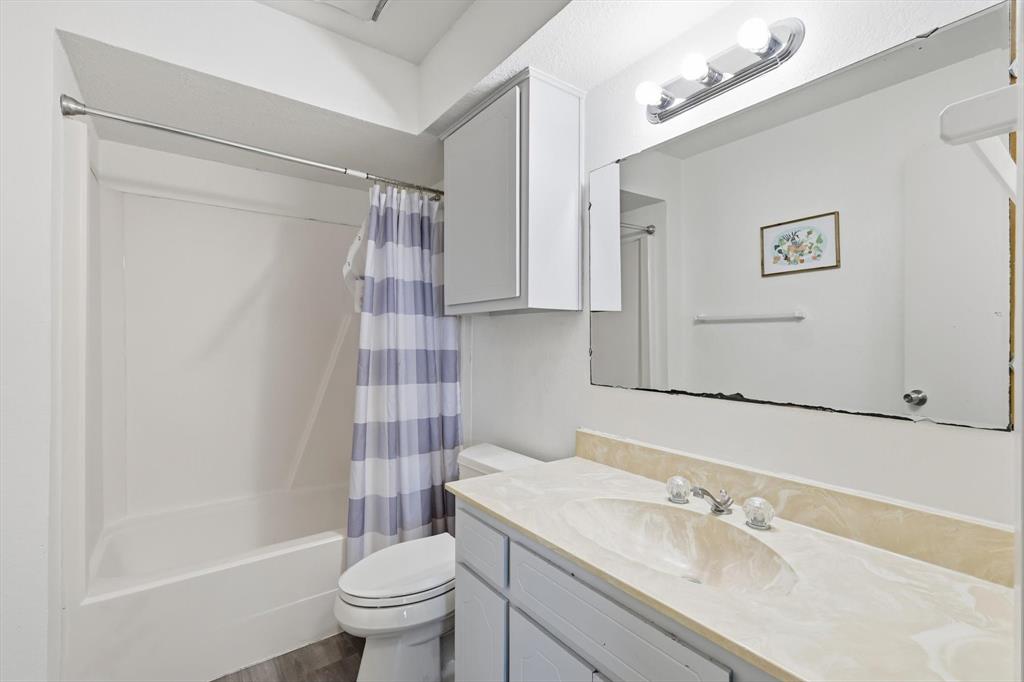 3873 Lois Road East Sanger, TX 76266 - Photo 26 of 40 Split bathroom for additional bedrooms.