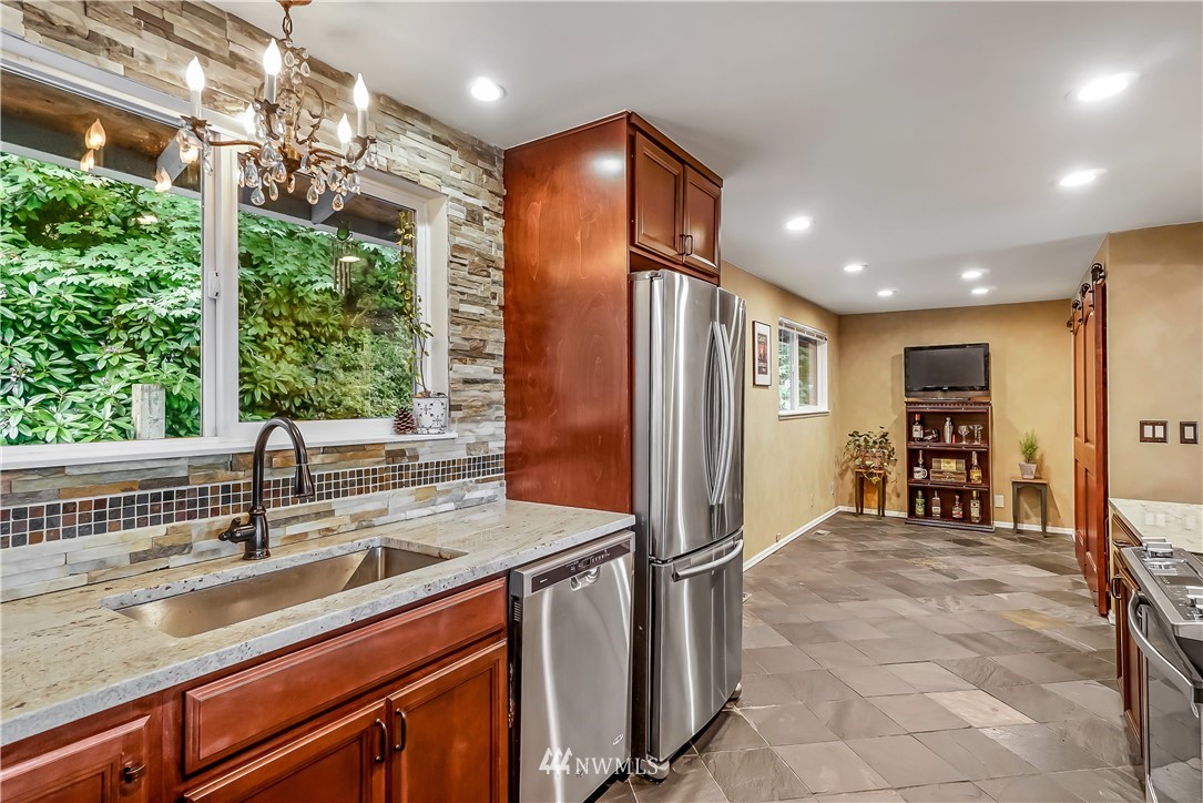 10715 Beardslee Place Bothell, WA 98011 - Photo 3 of 25 Gallery Image 3