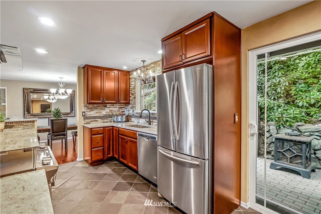 10715 Beardslee Place Bothell, WA 98011 - Photo 4 of 25 Gallery Image 4