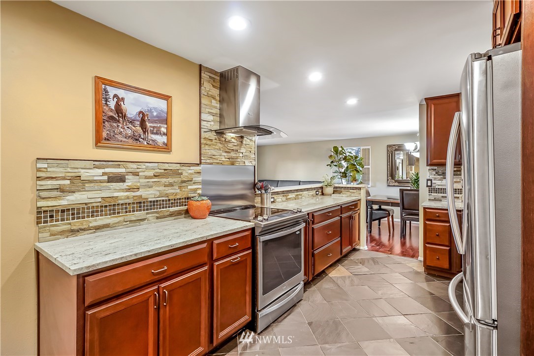 10715 Beardslee Place Bothell, WA 98011 - Photo 5 of 25 Gallery Image 5