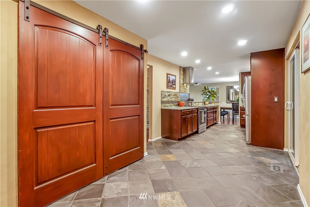 10715 Beardslee Place Bothell, WA 98011 - Photo 8 of 25 Gallery Image 8
