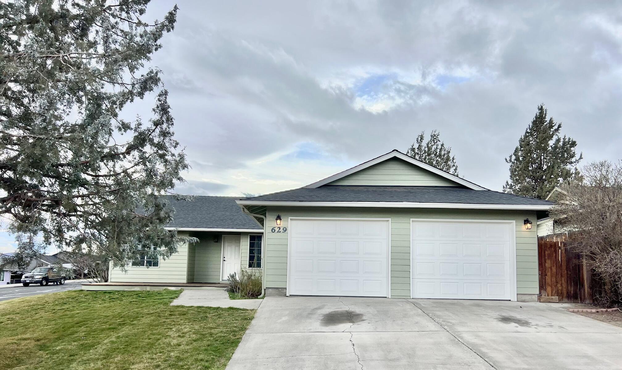 629 Deer Ridge Court Madras, OR 97741 - Photo 5 of 39 front view of house with a yard
