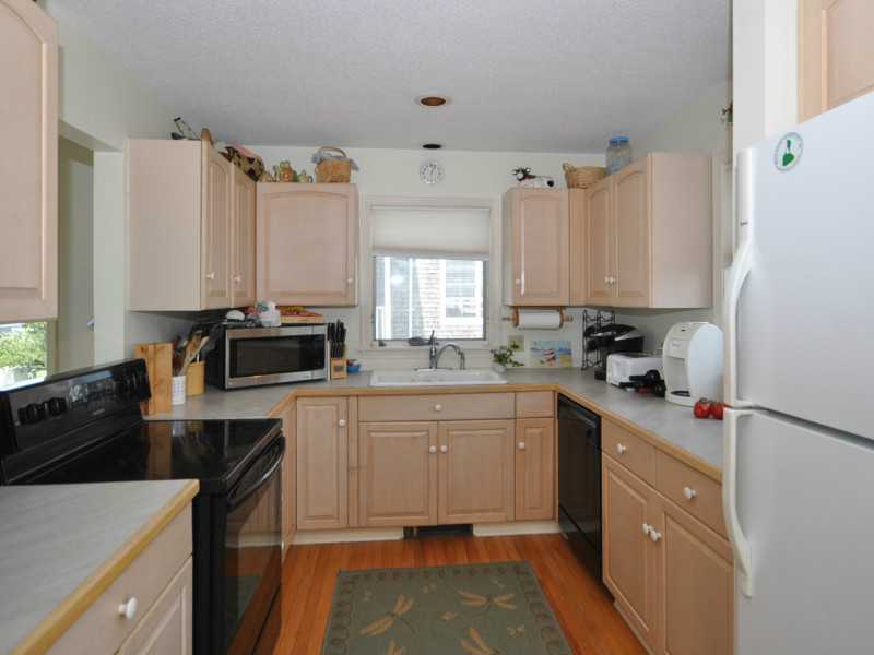 1714 Corn Neck Road, Unit 19 Block Island, RI 02807 - Photo 20 of 25 Kitchen. Fully-equipped