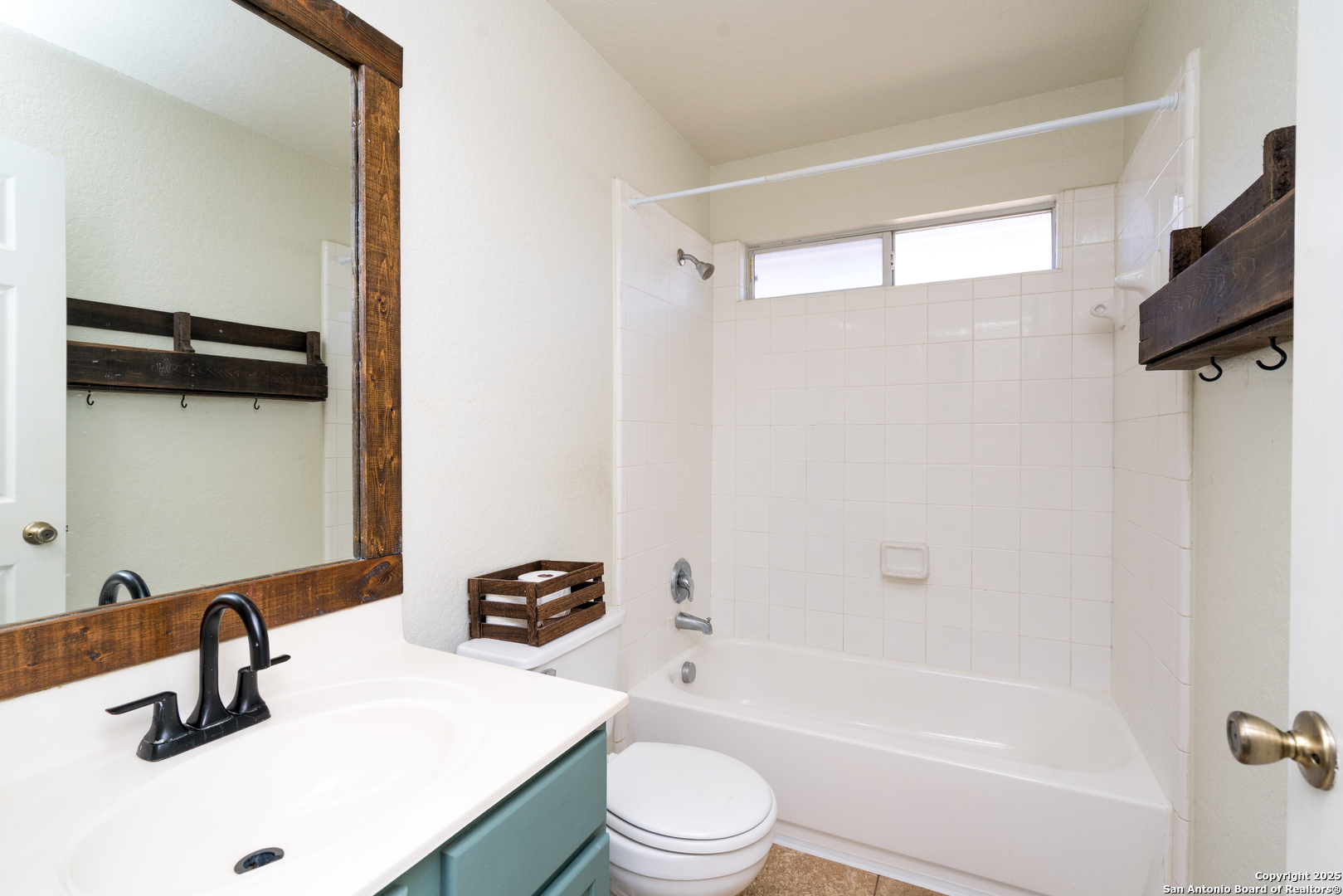 720 Fountain Gate Schertz, TX 78108 - Photo 27 of 34 a bathroom with a sink a toilet and a bathtub