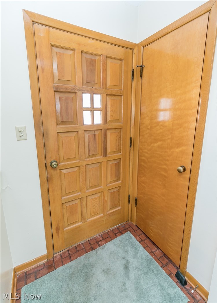 1402 Sunview Road Lyndhurst, OH 44124 - Photo 5 of 35