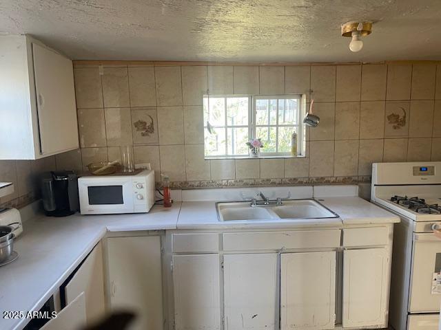 1347 East 13th Street Douglas, AZ 85607 - Photo 4 of 8 a kitchen that has a sink and a stove