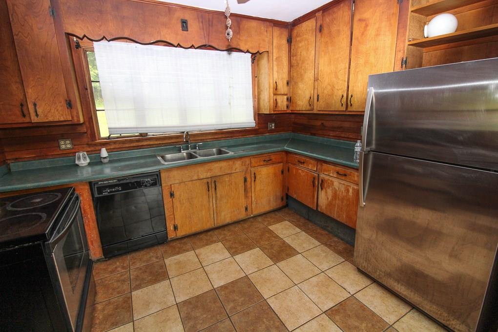 600 Redgate Road Sewickley, PA 15143 - Photo 7 of 25 Kitchen with lots of cabinet storage