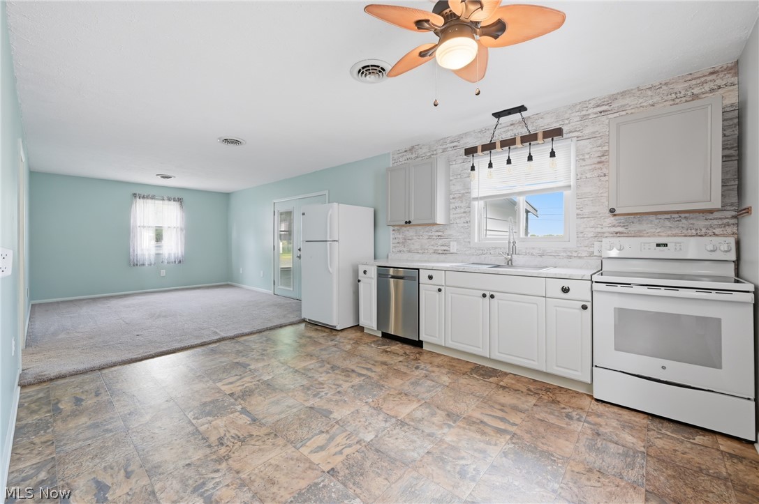 4570 Pymatuning Lake Road Andover, OH 44003 - Photo 16 of 38 Kitchen with all appliances including dishwasher remain for convenience