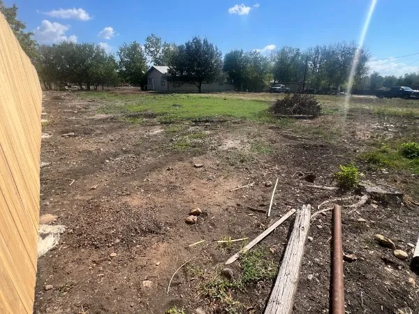 a view of a backyard