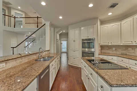 $795,000 | 18 Gallant Oak Place, The Woodlands, TX 77381