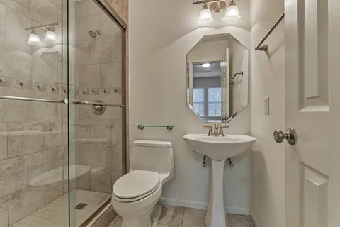 $795,000 | 18 Gallant Oak Place, The Woodlands, TX 77381