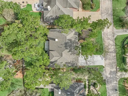 $795,000 | 18 Gallant Oak Place, The Woodlands, TX 77381