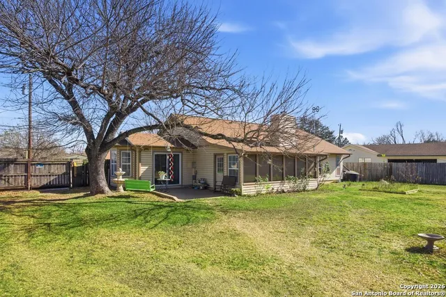 a view of a backyard