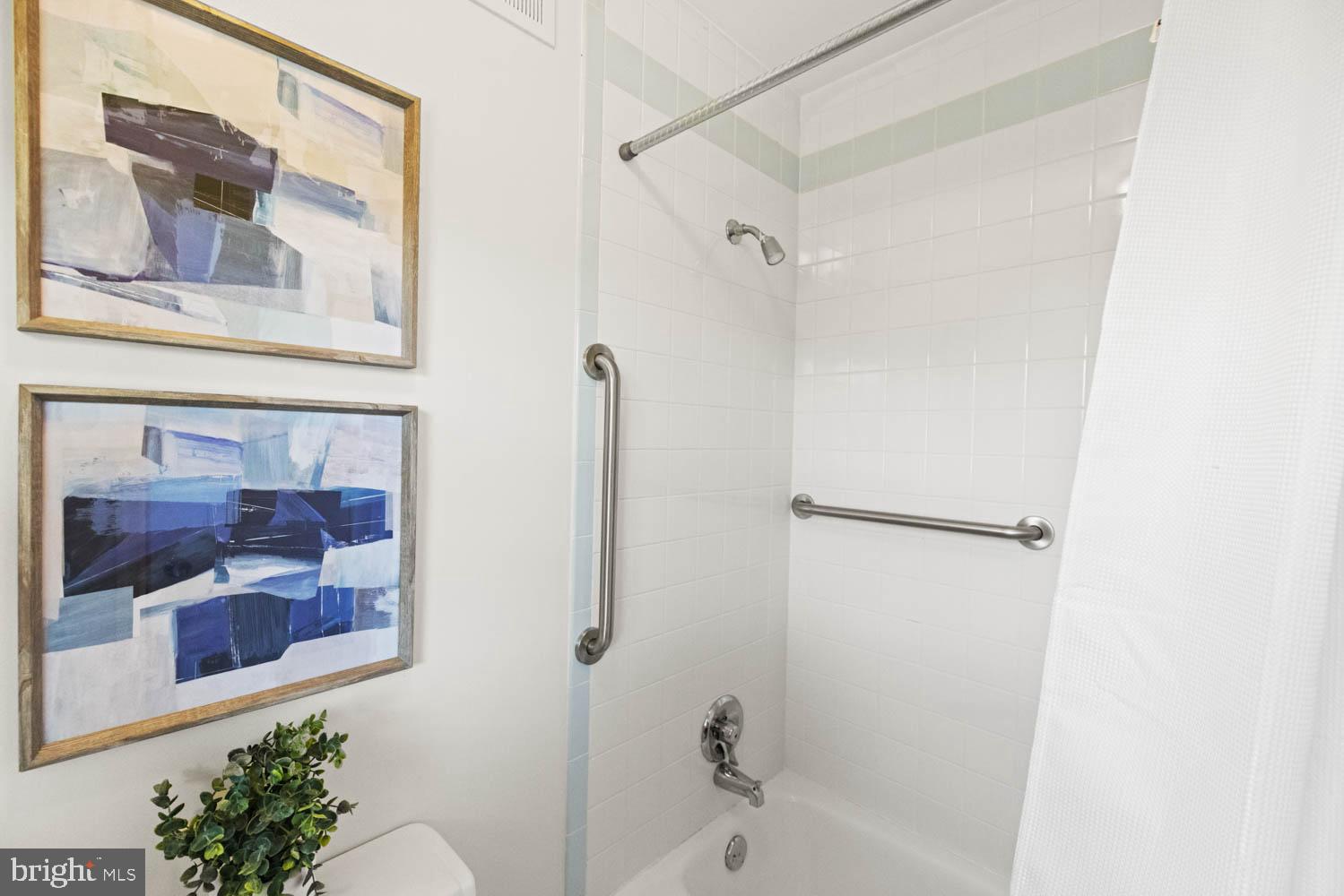 7709 Hayfield Road Alexandria, VA 22315 - Photo 25 of 41 master bathroom