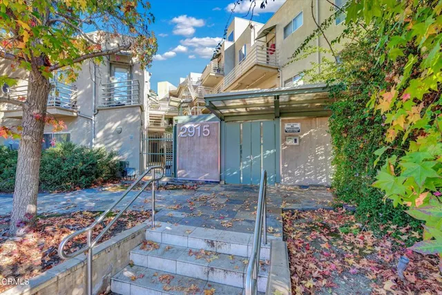 a view of a pathway of a house