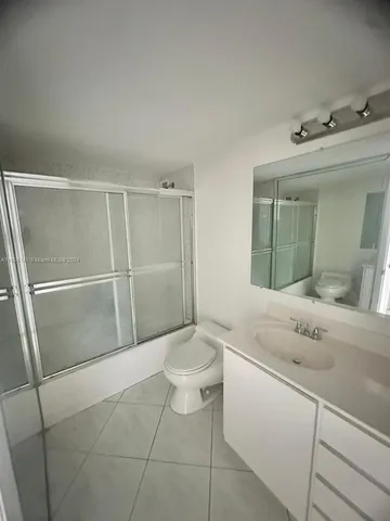 $480,000 | 5555 Collins Avenue, Unit 8Z, Miami Beach, FL 33140