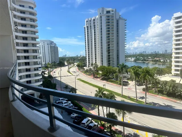 $480,000 | 5555 Collins Avenue, Unit 8Z, Miami Beach, FL 33140