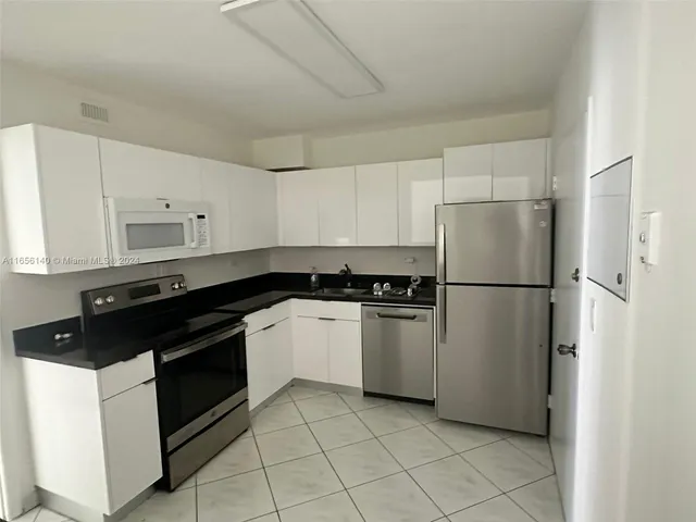 $480,000 | 5555 Collins Avenue, Unit 8Z, Miami Beach, FL 33140