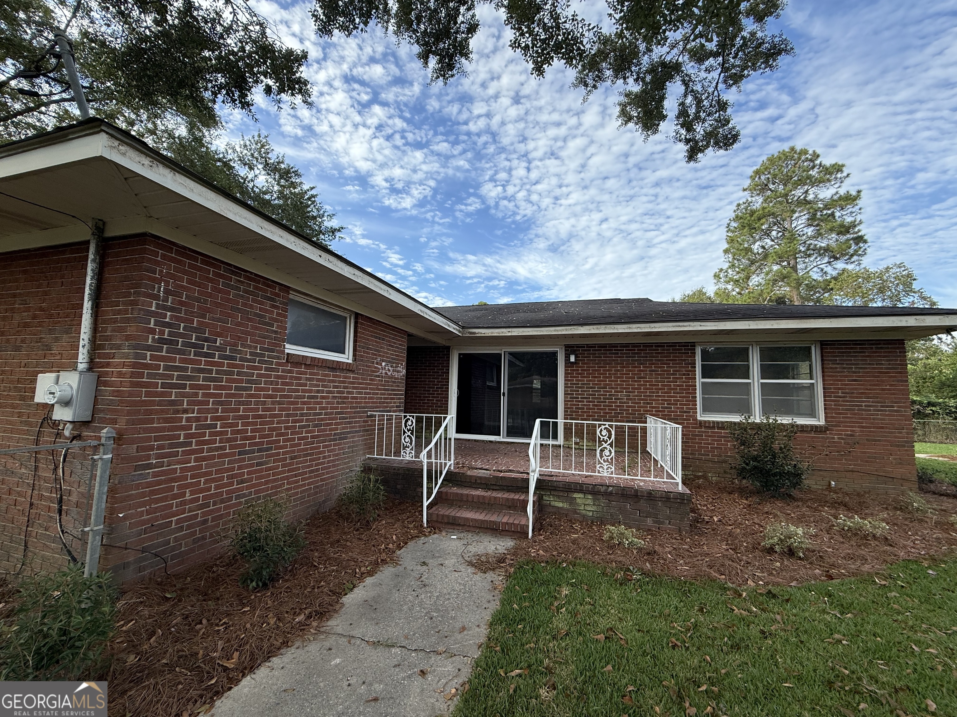 412 Roberson Street Dublin, GA 31021 - Photo 9 of 67 a backyard of a house with table and chairs