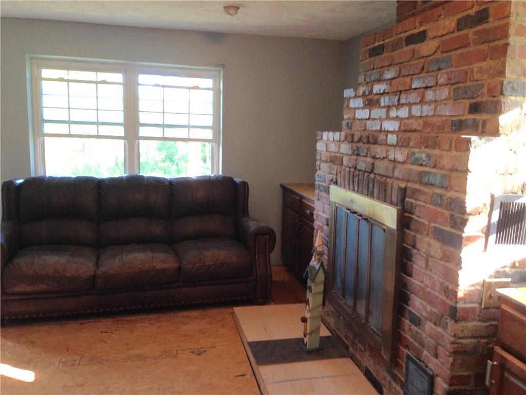 373 Munntown Road Eighty Four, PA 15330 - Photo 21 of 25 Living room