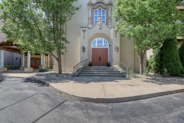 $434,900 | N51W34861 East Wisconsin Avenue, Unit 3114, Oconomowoc, WI 53069