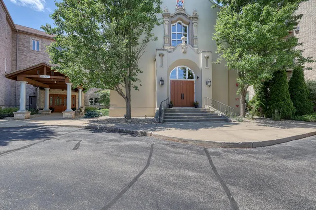 $434,900 | N51W34861 East Wisconsin Avenue, Unit 3114, Oconomowoc, WI 53069