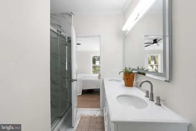 a en suite bathroom with a double vanity sink and a mirror