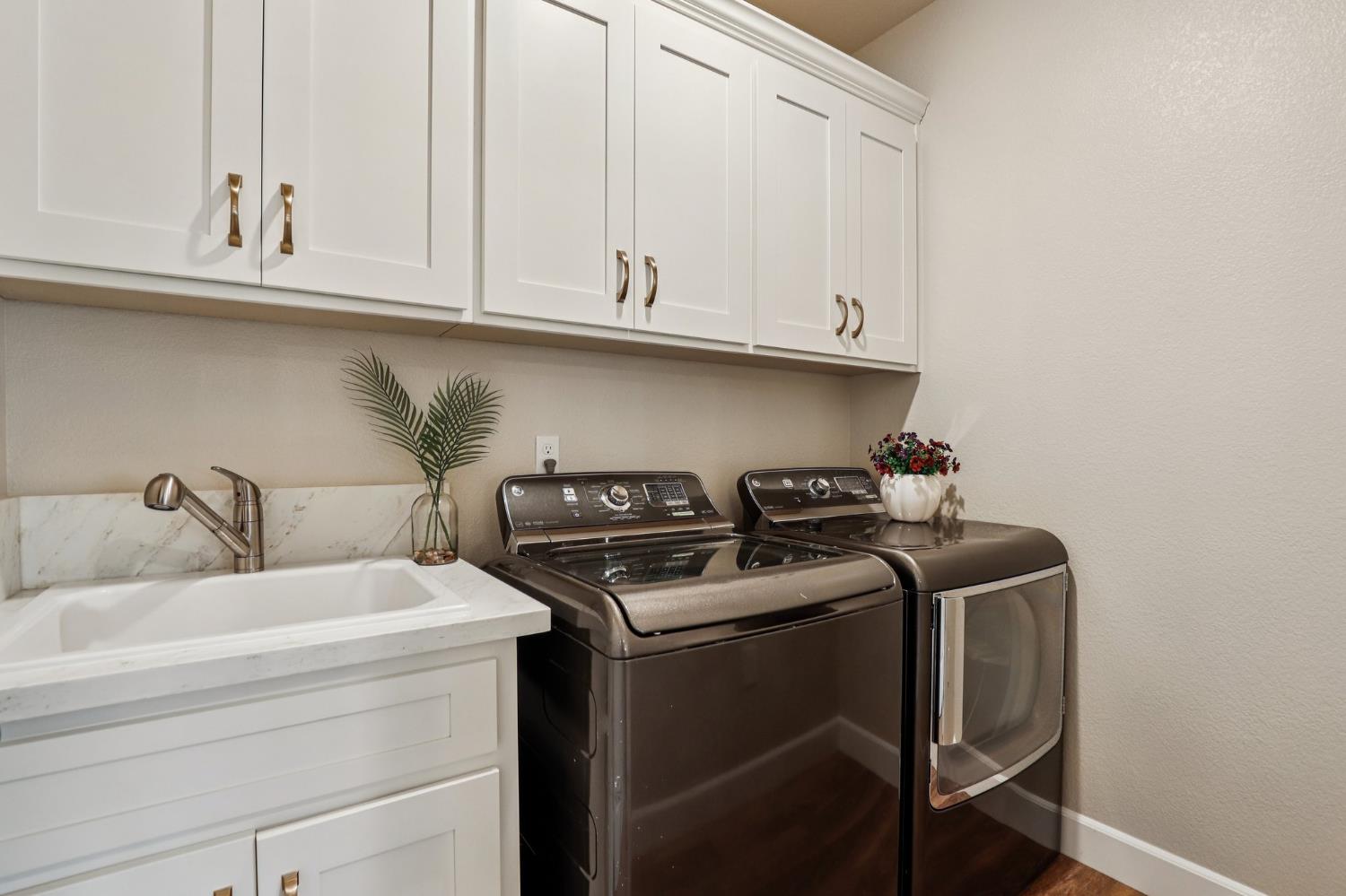 1124 North Palmer Road Galt, CA 95632 - Photo 30 of 41 a utility room with dryer and washer