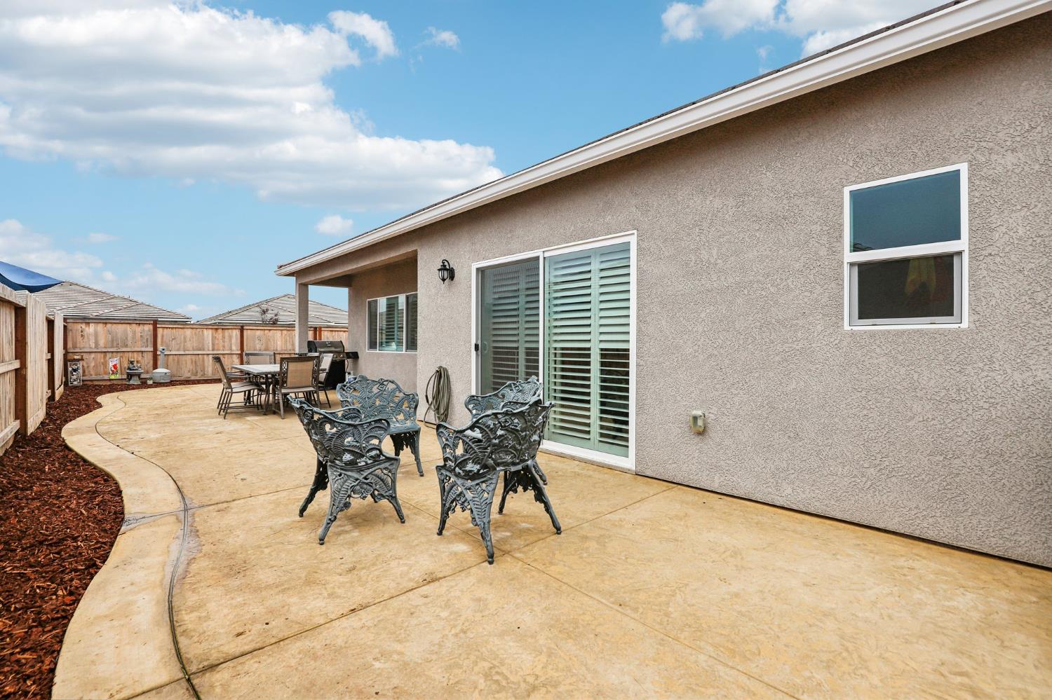 1124 North Palmer Road Galt, CA 95632 - Photo 33 of 41 a patio with table and chairs